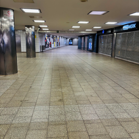 Ein trostloser, leerer Gang im U-Bahn-Bereich des Hauptbahnhofs