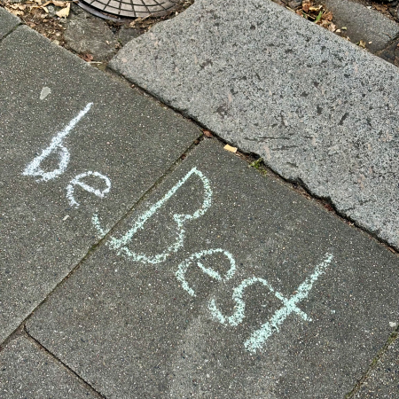 Kreideschrift auf dem Pflaster: Be Best