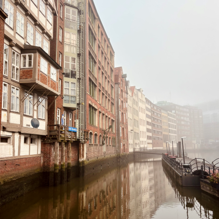 Eine Straße am Hamburger Hafen im Nebel