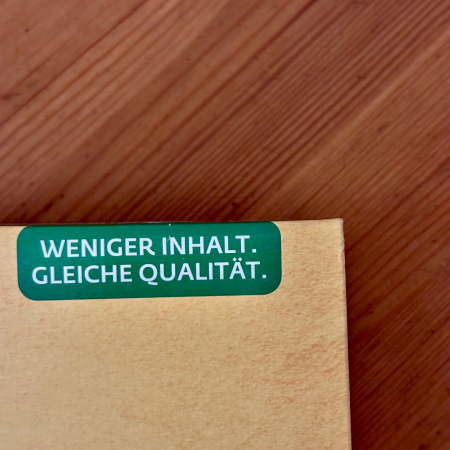 Aufdruck auf einer Packung: "Weniger Inhalt. Gleiche Qualität."