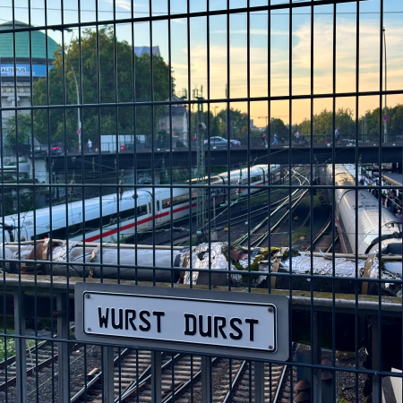 Der Parkplatz der Firma "Wurst & Durst" am Hauptbahnhof mit entsprechendem Schild