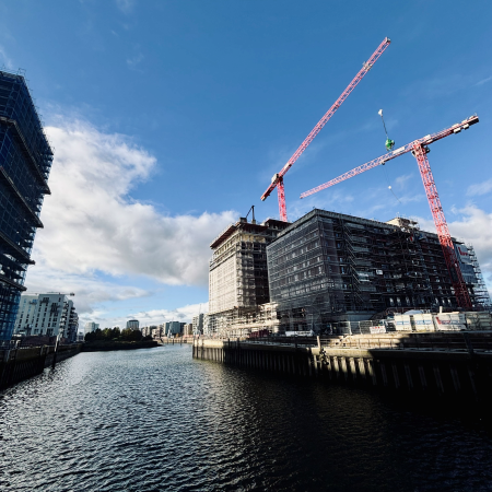 Kräne und Rohbauten am Baakenhafen