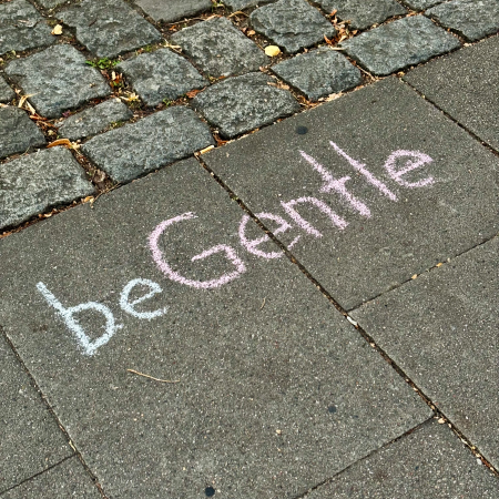 Kreideschrift auf dem Pflaster: Be Gentle