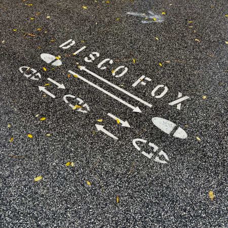 Ein auf den Boden gemaltes Tanzschrittmuster für Discofox