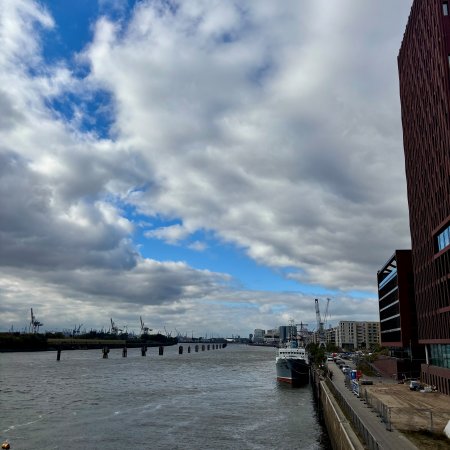 Blick über die Elbe von der Station Elbbrücken aus