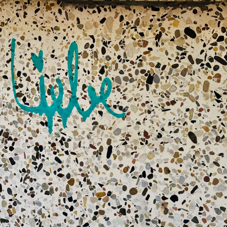 Der Schriftzug "Liebe" als Grafitti an einer Wand