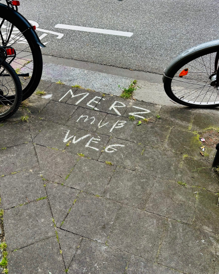 Kreideschrift auf dem Pflaster: Merz muss weg