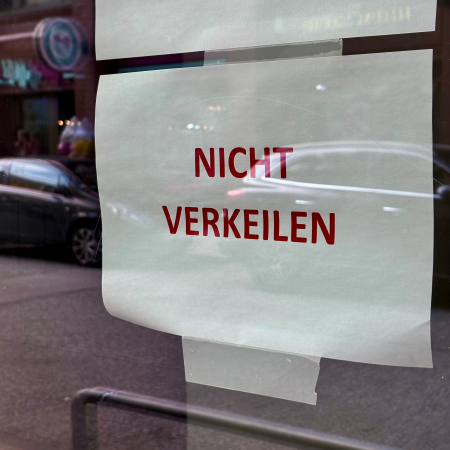 Ein Zettel in einem Schaufenster mit dem Aufdruck "Nicht verkeilen"