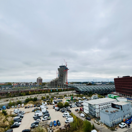 Blick von oben aus einem Hochhaus auf den Kurzen Olaf, den halbruinösen Elbtower