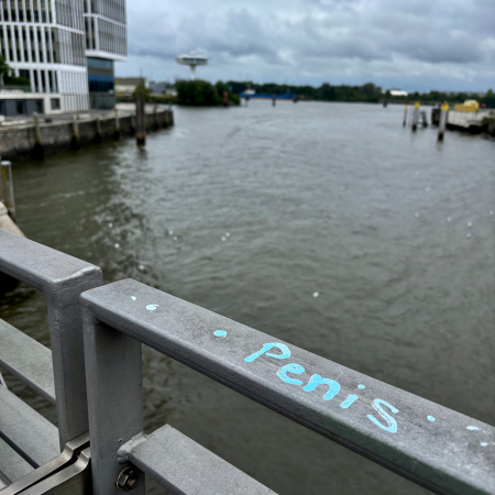 Schrift auf einem Brückengeländer in der Hafencity: "Penis"