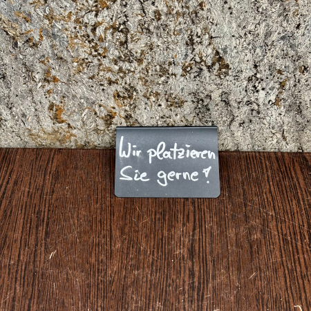 Ein Schild in der Außengastro: Wir platzieren Sie gerne!