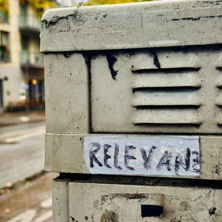Ein Aufkleber an einem Stromkasten mit der Aufschrift "Relevanz"