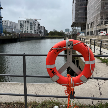 Ein Rettungsring am Baakenhafen