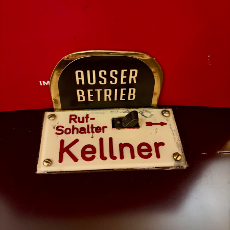 Detailaufnahme Hansa-Theater, die alten Kippschalter an den Tischen, um die Kellner zum Platz zu rufen