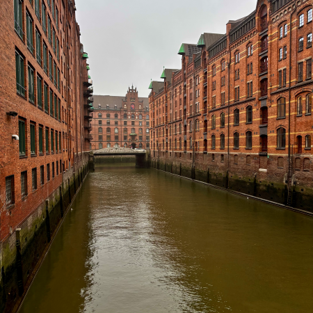Der Zollkanal mit Speicherstadtbauten