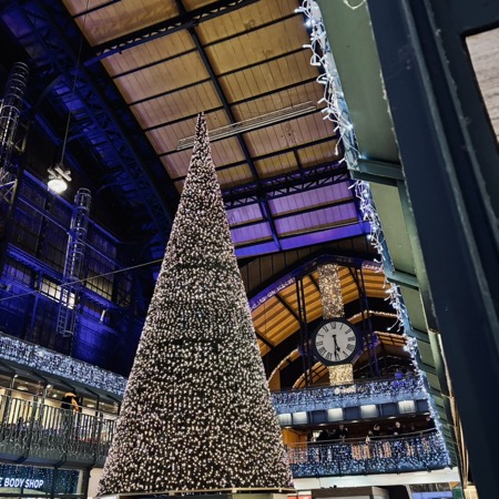 Die üppige Weihnachtsdeko in der Wandelhalle