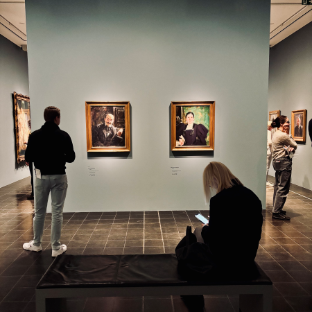 Besucherinnen vor Bildern von Anders Zorn, hier die Porträts des Ehepaars Liebermann