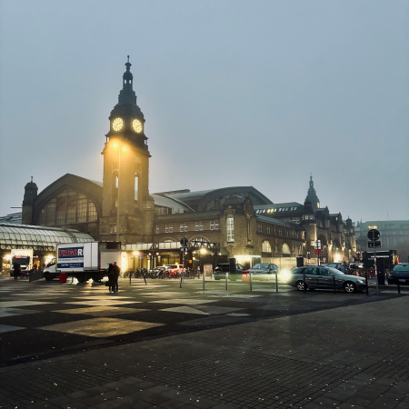 Der Hamburger Hauptbahnof am frühen Morgen noch bei Dunkelheit