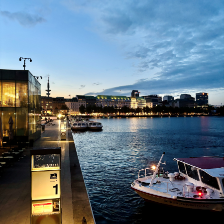 Der Anleger Jungfernstieg am Abend