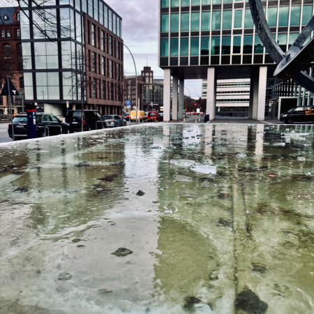 Gefrorenes Brunnenwasser an der Willy-Brandt-Straße