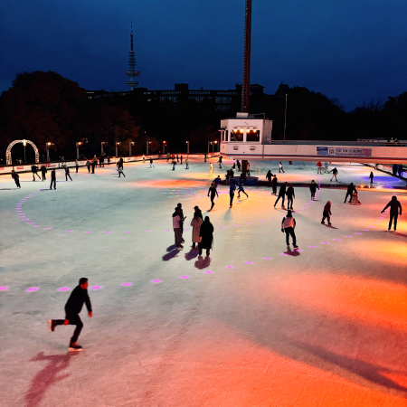 Menschen auf der Eisnbahn in Panten un Blomen am Abend