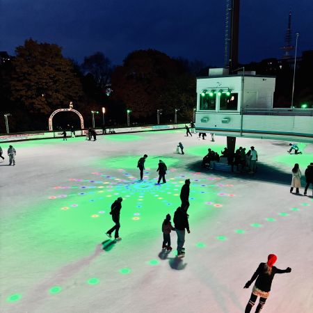 Menschen auf der Eisnbahn in Panten un Blomen am Abend