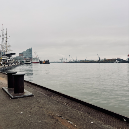Blick über die Elbe Richtung Elbphilharmonie