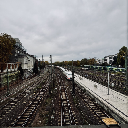 Blick von der Ernst-Merck-Brücke auf die Gleise am Hauptbahnhof