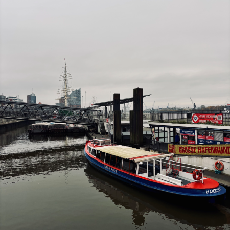 Barkassen an den Landungsbrücken