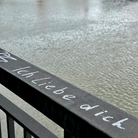 Auf einem Brückengeländer in der Hafencity steht "Ich liebe dich"