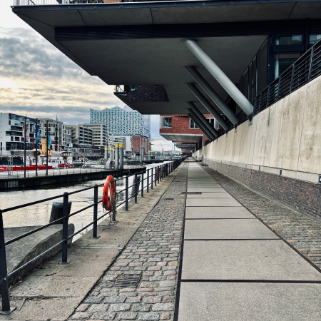Blick über den unteren Weg am Sandtorkai zur Elbphilharmonie