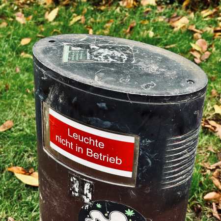 Ein Aufkleber auf einer Lampe im Alstervorland: Leuchte nicht in Betrieb