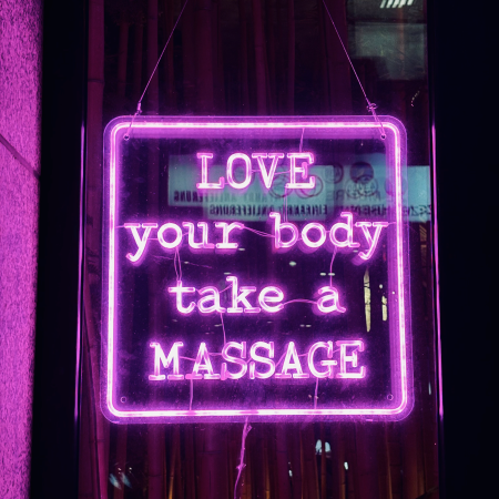 Neonschriftsschild: Love your body, take a massage