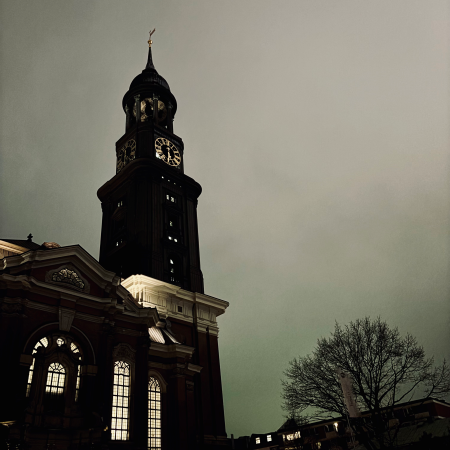 Der Michel vor dunklem Himmel