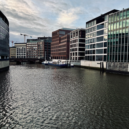 Blick über den Niklaifleet zum Theaterschiff