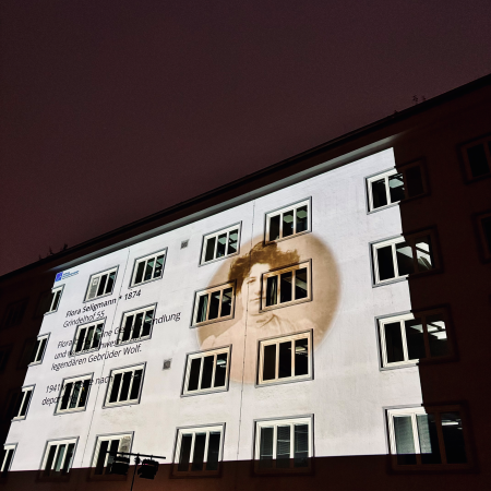 Bildprojektion beim Pogromgedenken