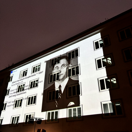 Bildprojektion beim Pogromgedenken