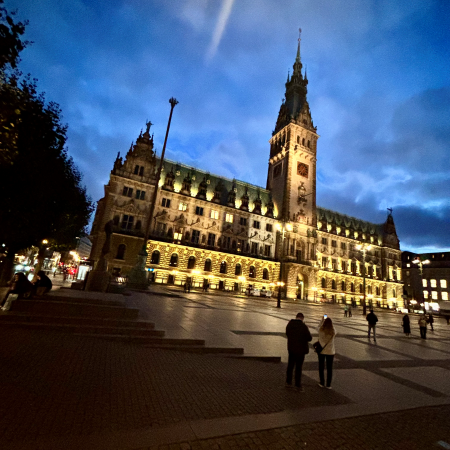 Rathausplatz und Rathaus in der Dunkelheit