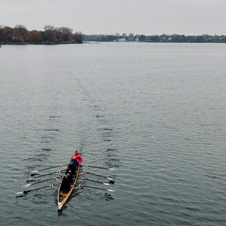 Ein Ruderboot auf der Alster, von oben von der Kennedybrücke aufgenommen