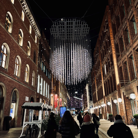 Leuchthängedings über dem Neuen Wall