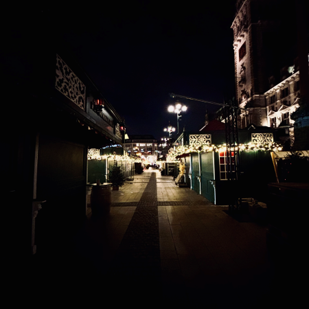 Der noch geschlossene Weihnachtsmarkt auf dem Rathausmarkt