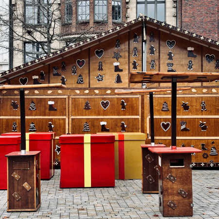 Eine noch geschlossene Bude auf dem Weihnachtsmarkt am Gänsemarkt