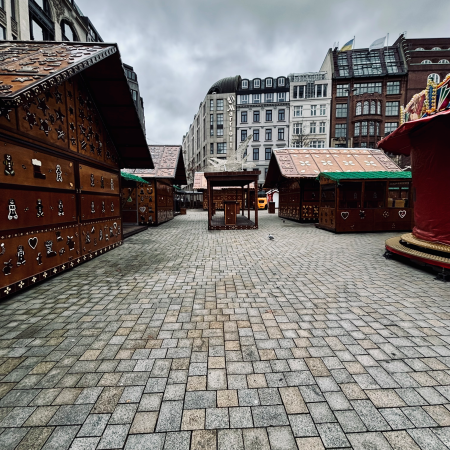 Die Hütten des Weihnachtsmarktes auf dem Gänsemarkt