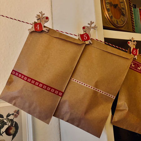 Ein Adventskalender, bunt bedruckte Papiertüten