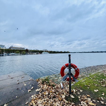 Blick über die Außenalster, vom Ufer bei der Kennedybrücke aus
