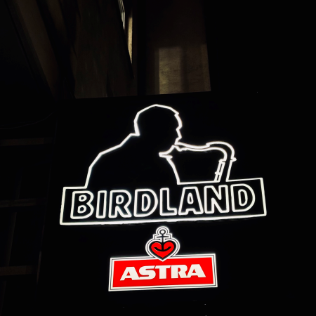 Das Neonschild des Birdland-Clubs