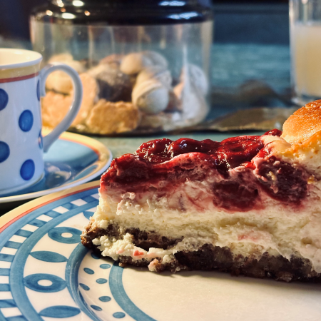 Ein Stück Frischkäsekirschtorte