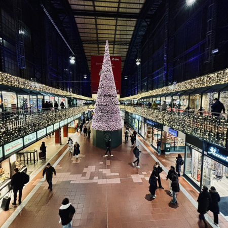 Blick in die "Grand Hall" von der Galerie aus, mit der gro0en, animierten Lichtertanne in der Mitte