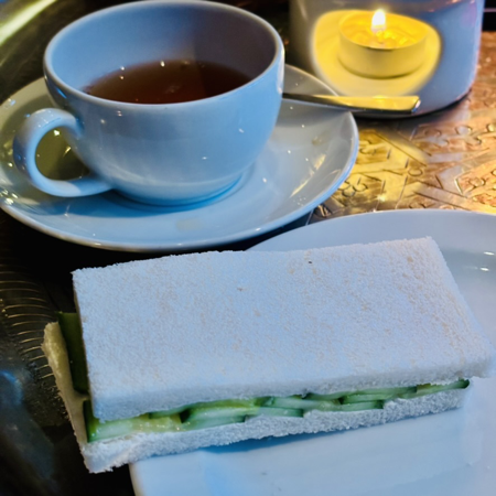 Ein Gurkensandwich und eine Tasse Tee