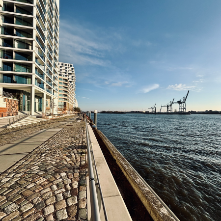 Kirchenpauerkai in der Hafencity, das Elbufer, auf der anderen Seite die Kräne